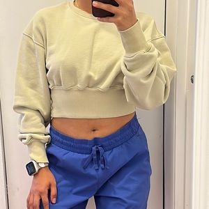 NWOT Forever 21 cropped sweater size small light green